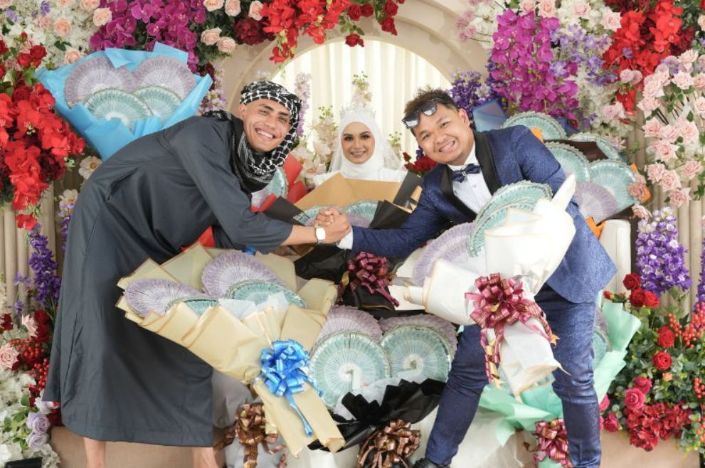 M'sian Influencer Gives Close Friend RM100K In Cash At His Wedding, Says He's Grateful For Their Friendship