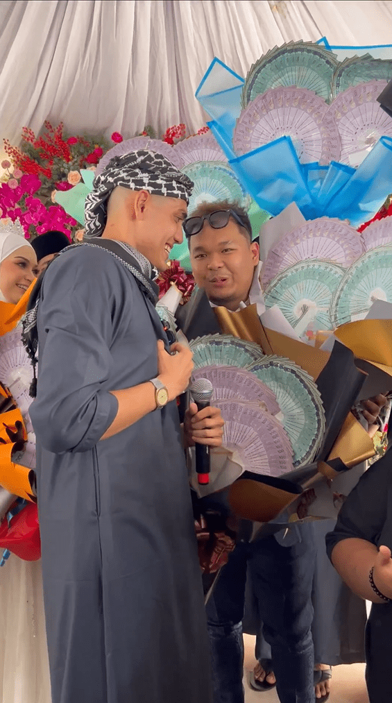 M'sian Influencer Gives Close Friend RM100K In Cash At His Wedding, Says He's Grateful For Their Friendship