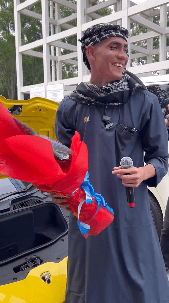 M'sian Influencer Gives Close Friend RM100K In Cash At His Wedding, Says He's Grateful For Their Friendship