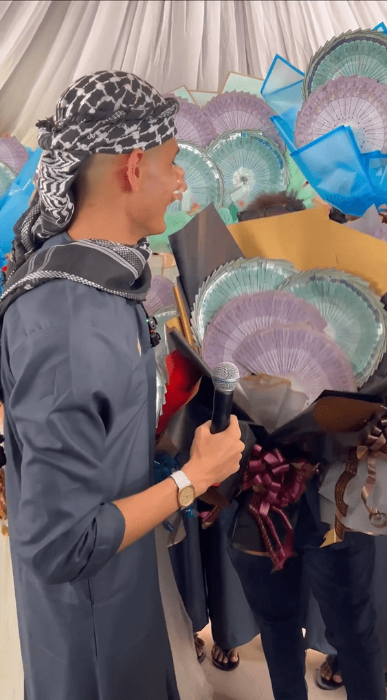 M'sian Influencer Gives Close Friend RM100K In Cash At His Wedding, Says He's Grateful For Their Friendship
