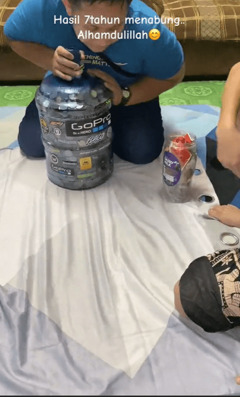 M'sian Man Saves 50 Sen Coins For 7 Years, Manages To Buy An iPhone 14