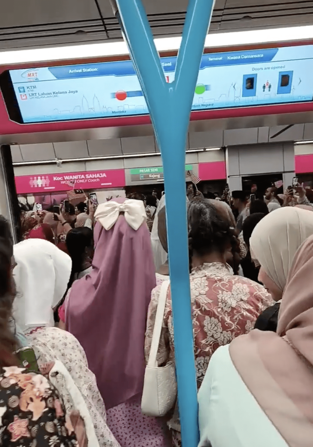 M'sians Celebrate Malaysia Day By Singing Patriotic Songs