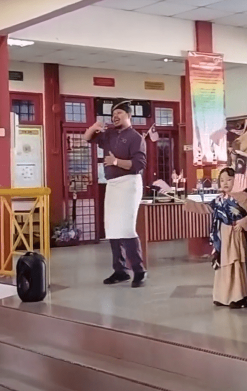 M'sian Teacher Uses Sign Language To Teach Students 'Jalur Gemilang' Lyrics, Earns Praise From Netizens