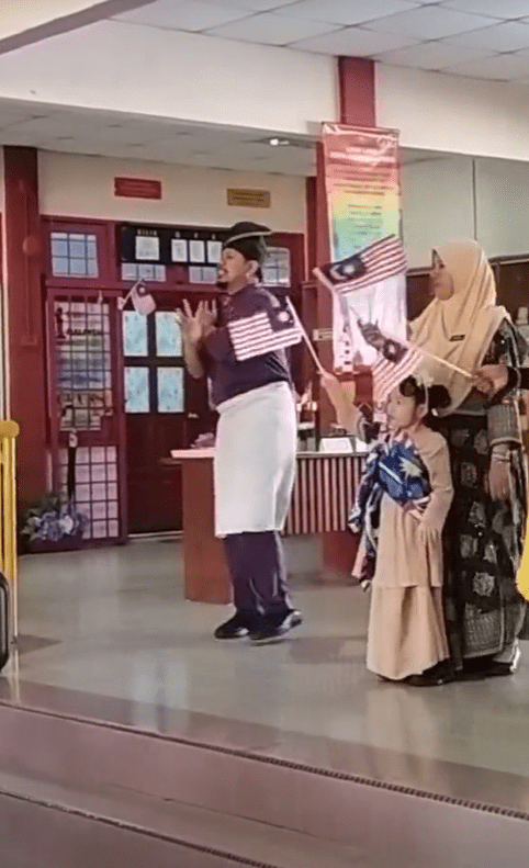 M'sian Teacher Uses Sign Language To Teach Students 'Jalur Gemilang' Lyrics, Earns Praise From Netizens