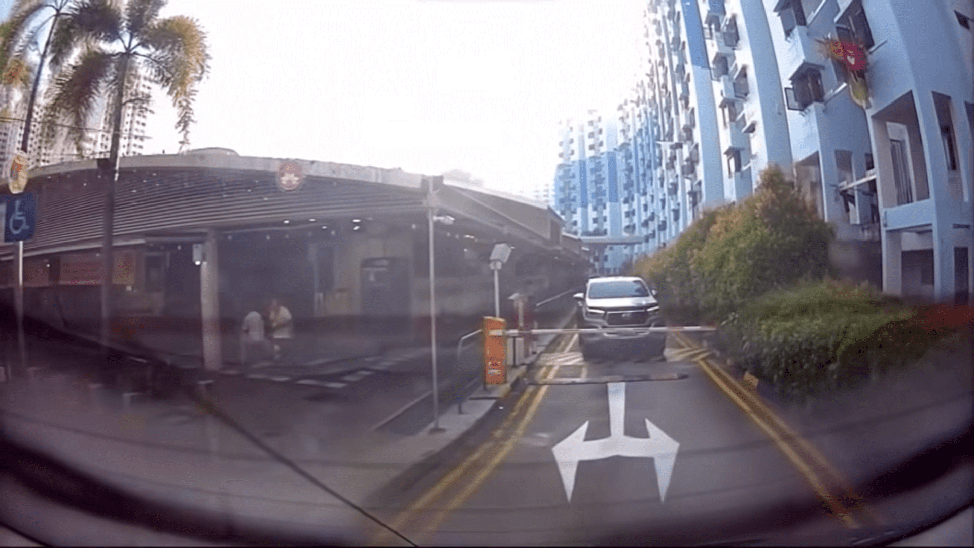 M'sian-Registered MPV Tries To Tailgate Car To Skip On Parking Fee, Gets Blocked & Forced To Reverse