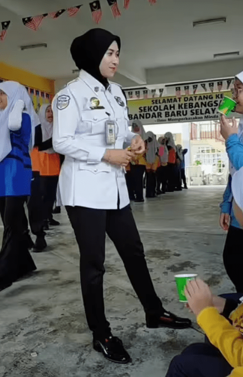 M'sian Single Mother Works As Security Guard To Raise Her 3 Kids, Says She's Not Ashamed Of Her Job