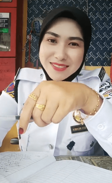 M'sian Single Mother Works As Security Guard To Raise Her 3 Kids, Says She's Not Ashamed Of Her Job