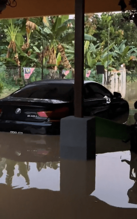 Man's BMW 6 Series caught in floodwater in Bangi