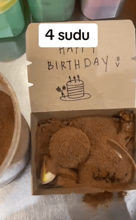 M'sian restaurant worker adds 4 spoons of Milo powder into nasi lemak