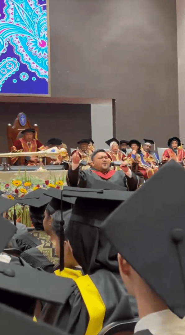 M'sian grad sings during convocation ceremony