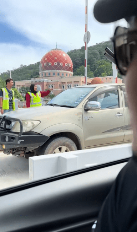 Front bumper of Hilux damaged