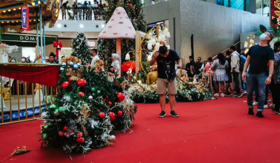 SG man injured after Christmas tree decor falls on his head at Pavilion KL