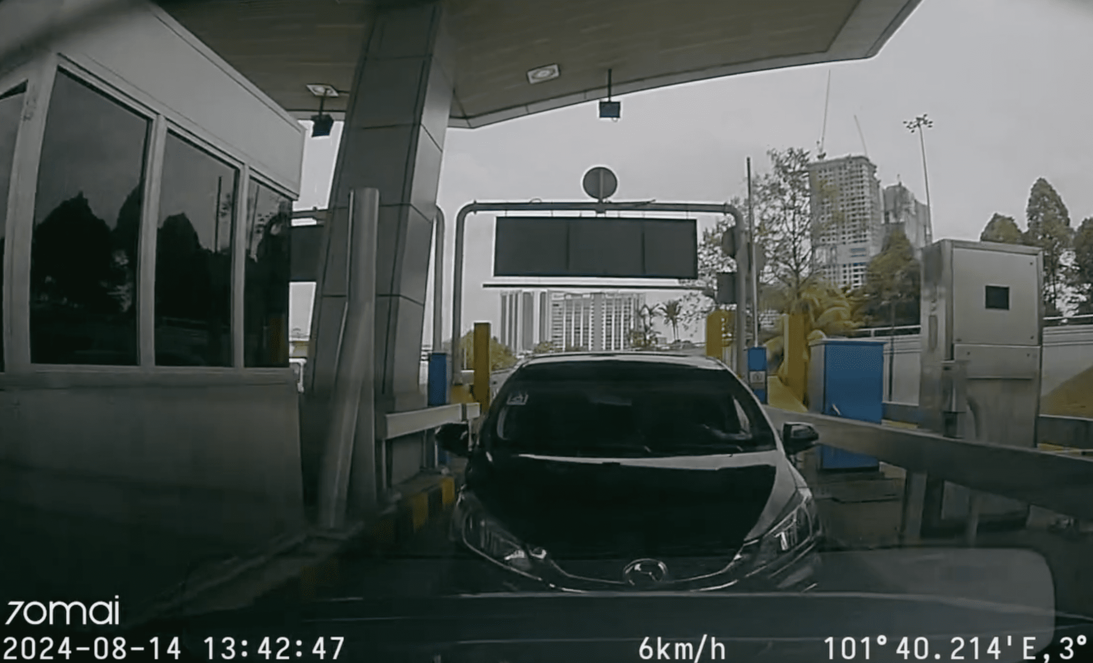 M'sian Driver With OKU Sticker Tries To Skip Toll Fees By Tailgating Car In Front