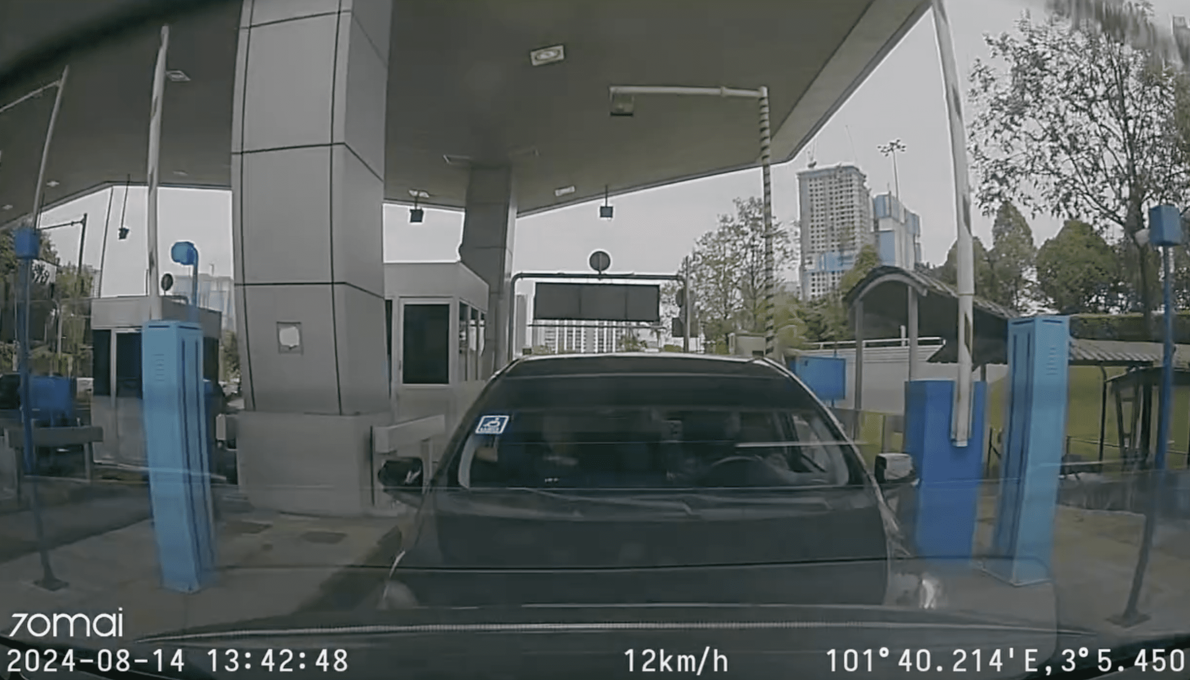 M'sian Driver With OKU Sticker Tries To Skip Toll Fees By Tailgating Car In Front