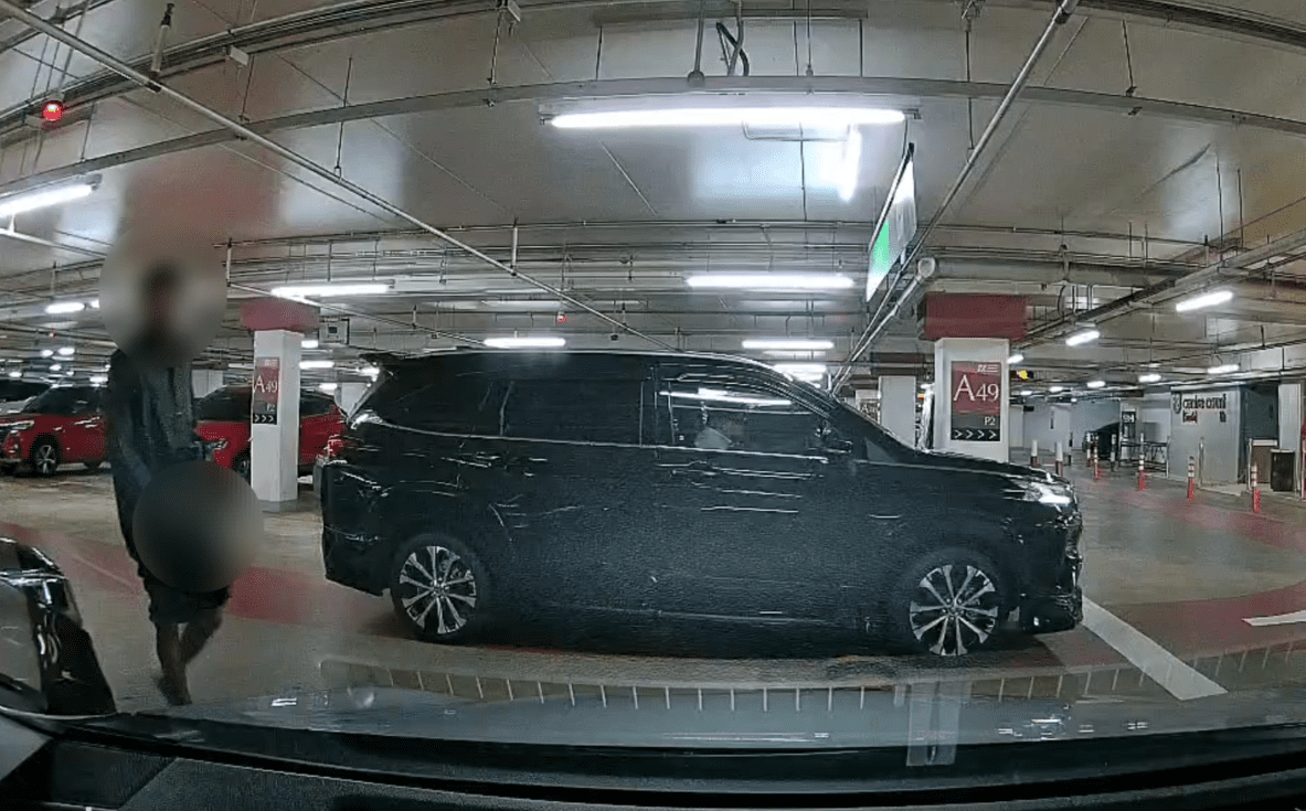 Man exposing himself at Mid Valley