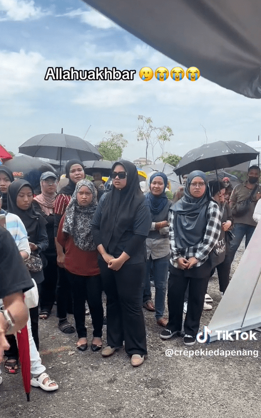 Tempers Run High After M'sians Line Up 7 Hours For Viral Dessert In Shah Alam