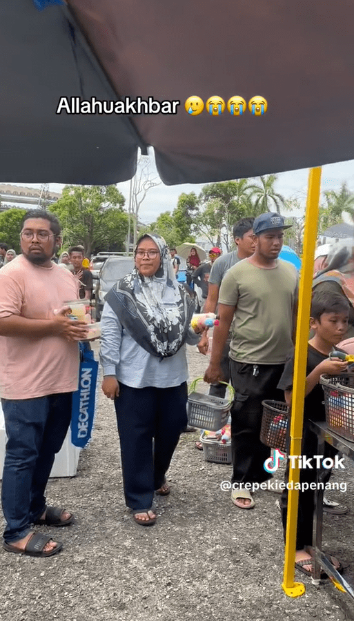 Tempers Run High After M'sians Line Up 7 Hours For Viral Dessert In Shah Alam