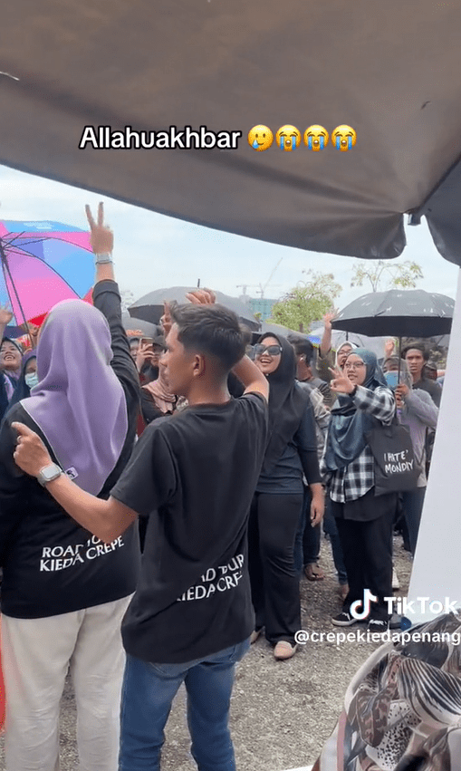 Tempers Run High After M'sians Line Up 7 Hours For Viral Dessert In Shah Alam