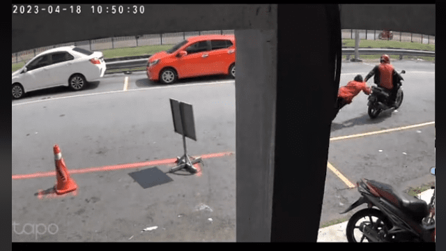 Elderly S'porean Lady Injured After Snatch Thief Tried To Grab Her Gold Chain In Batu CavesCool