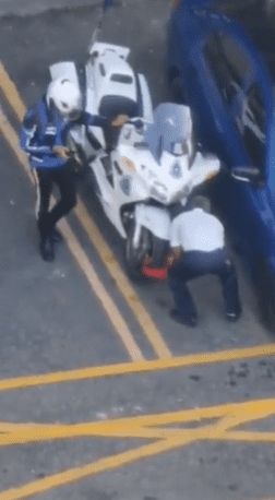 "Padan Muka!" — M'sian Traffic Cop's Motorbike Gets Clamped For Parking At OKU Spot