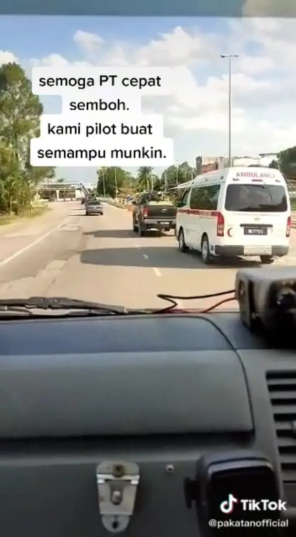 Hilux driver completely ignores ambulance's siren and refuses to give way