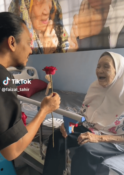 M'sian Singer Faizal Tahir Brightens Old Woman's Day With A Rose And It's The Sweetest Thing Ever