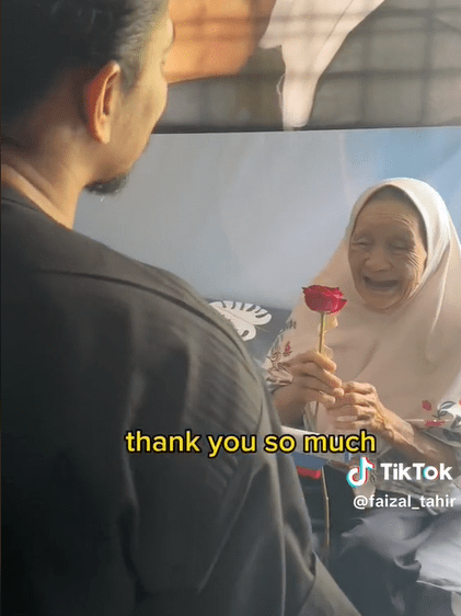 M'sian Singer Faizal Tahir Brightens Old Woman's Day With A Rose And It's The Sweetest Thing Ever