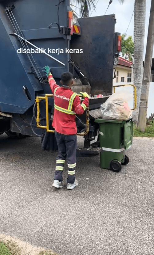 20yo M'sian Works As Rubbish Collector To Support Family, Says He's Happy With The Job