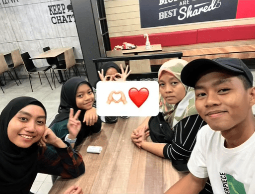 20yo M'sian Works As Rubbish Collector To Support Family, Says He's Happy With The Job