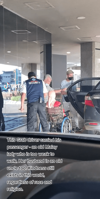 M’sian Grab Driver Assists Elderly Woman, Gets Praised By Netizens