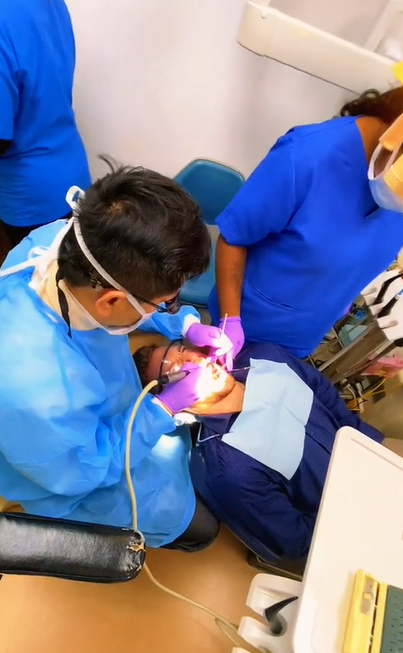 Mat Salleh Tries To Open Coconut With His Teeth In M'sia But Ends Up Cracking It