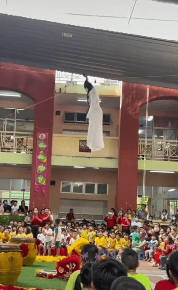 Ghost-like Chang'e Flying in Mid-Autumn Festival Performance 