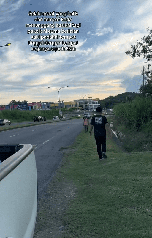 70yo M'sian Man Walks 2km To Work To Support Family, Earns Only RM45 A Day