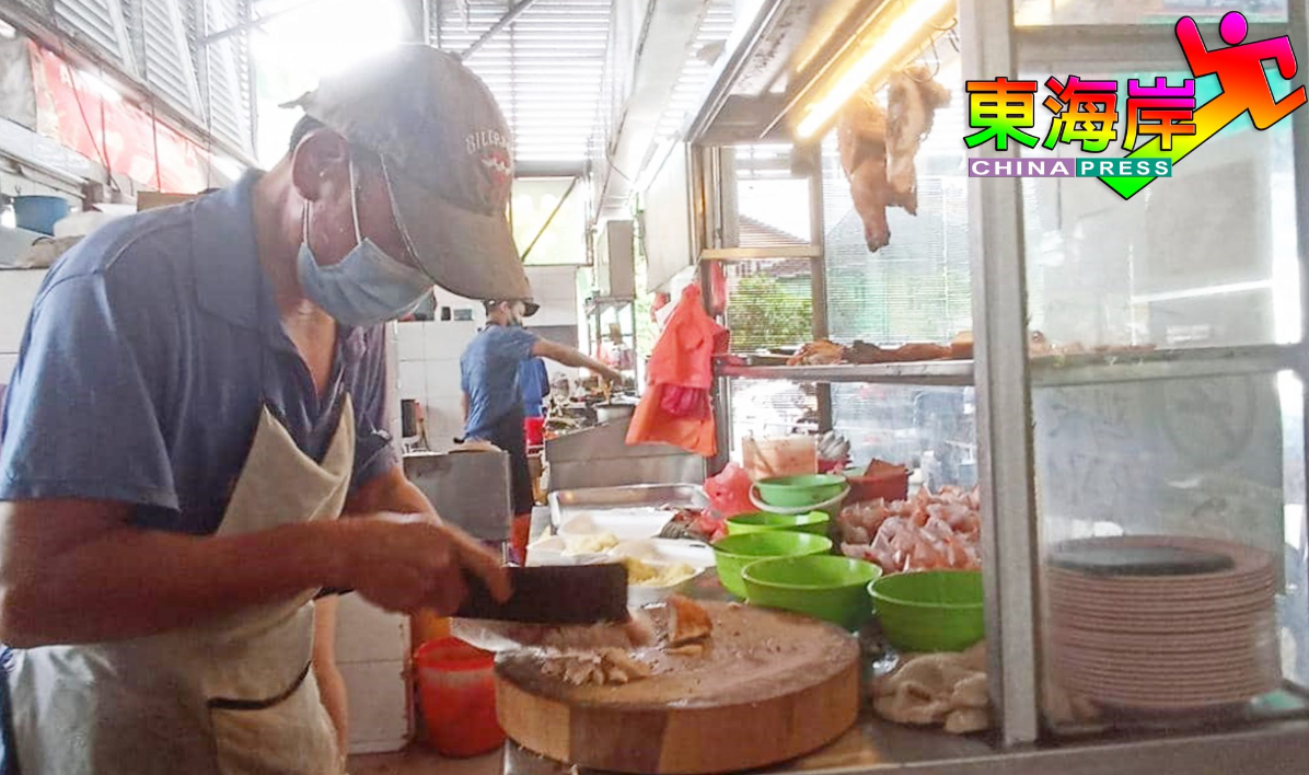 "I Know What It's Like To Go Hungry" - Bentong Hawker Sells Chicken Rice For Only RM4 Per Plate