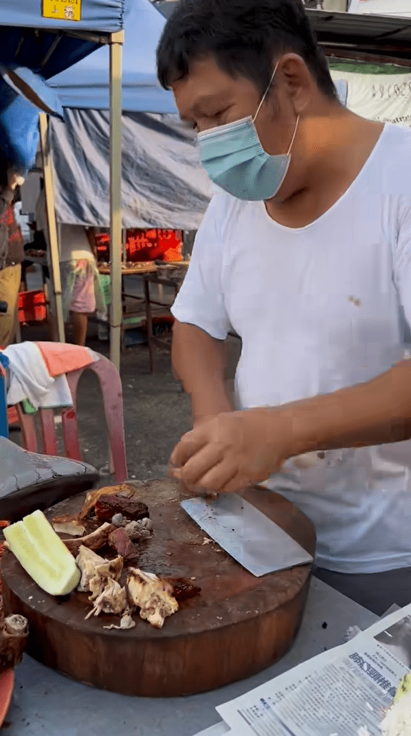 'Not Hygienic' — M'sian Vendor Who Sold Chicken Rice For RM3.80 Criticized For Not Wearing Gloves While Handling Orders