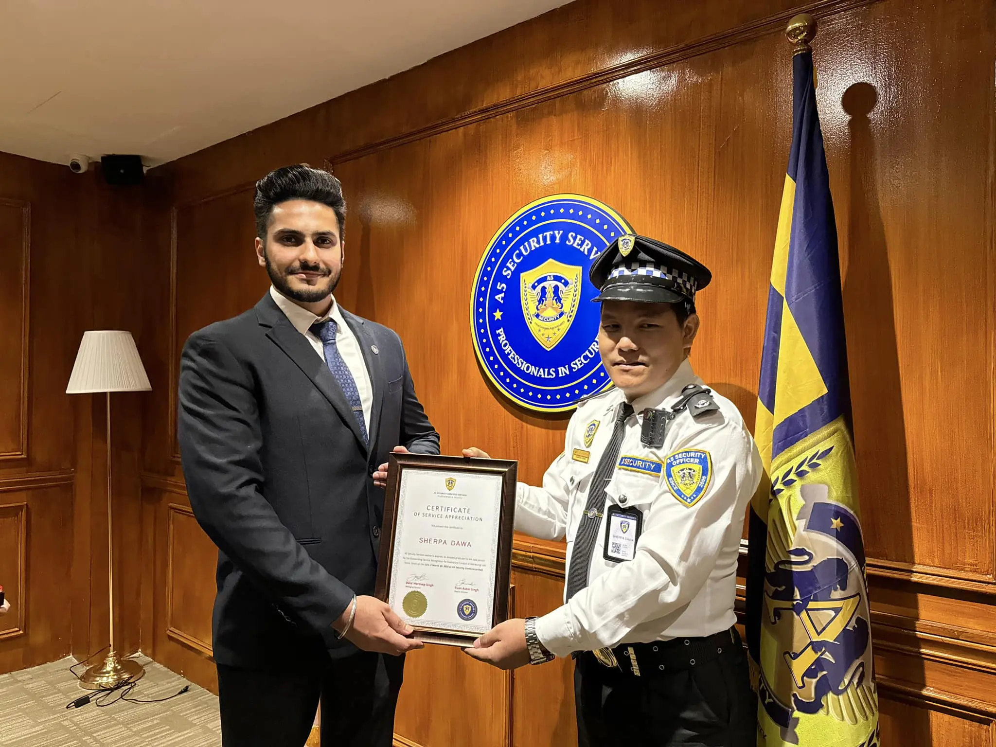 Security Guard Who Hands Over Luggage With RM500k Cash Receives Award For His Honesty