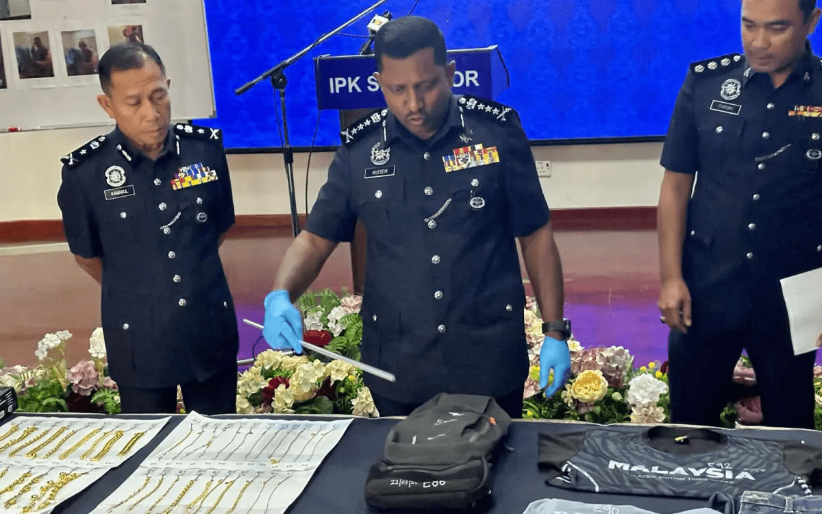 Selangor police chief Hussein Omar Khan talking about RM2mil gold heist