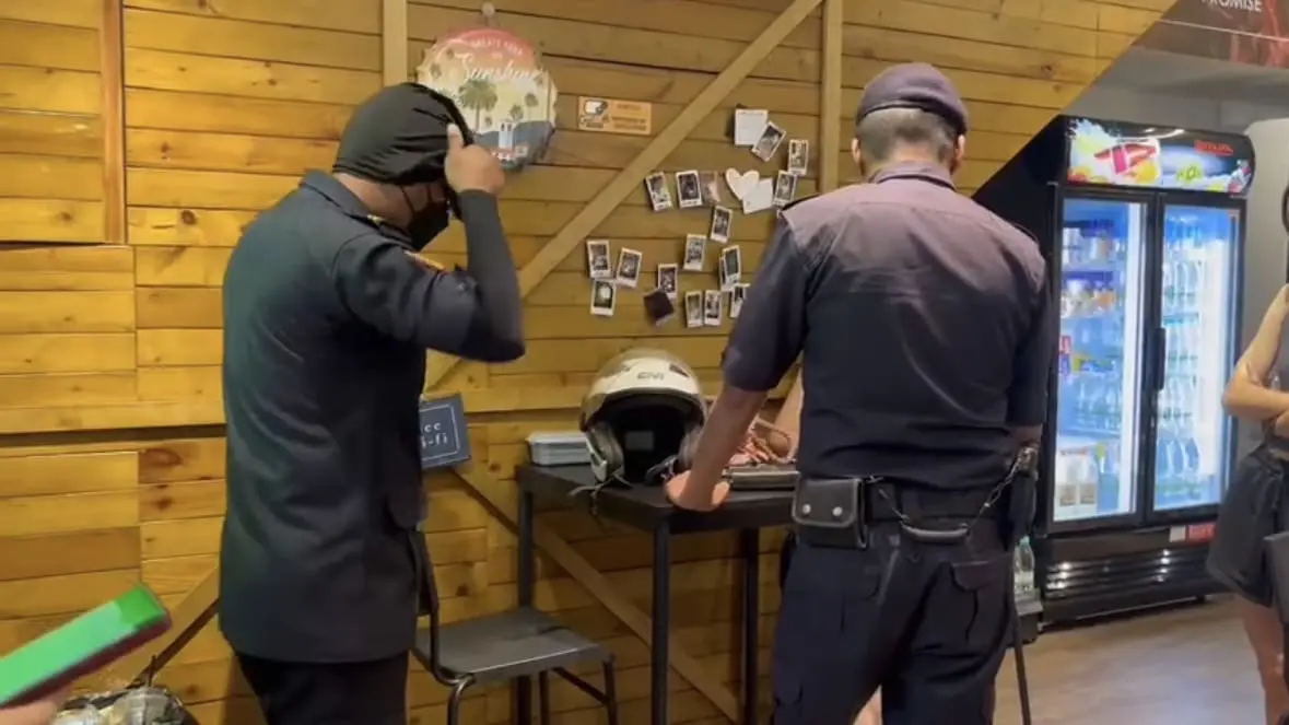 Sg Long Woman Snatch Phone and throw money at police 1