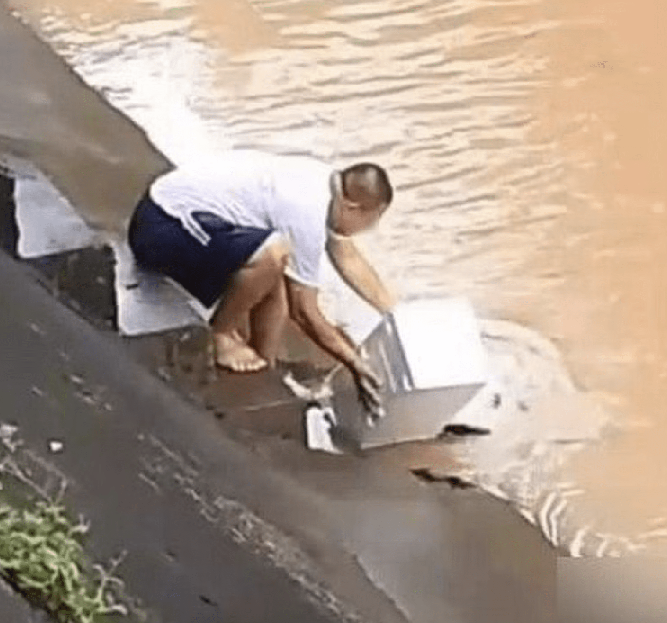 SG Man Buys More Than 30 Fishes Worth RM1.3K From Supermarket & Releases Them Into The River 1