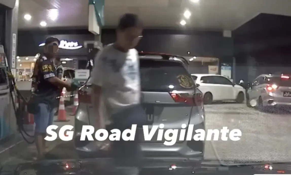 SG man pumps petrol_03