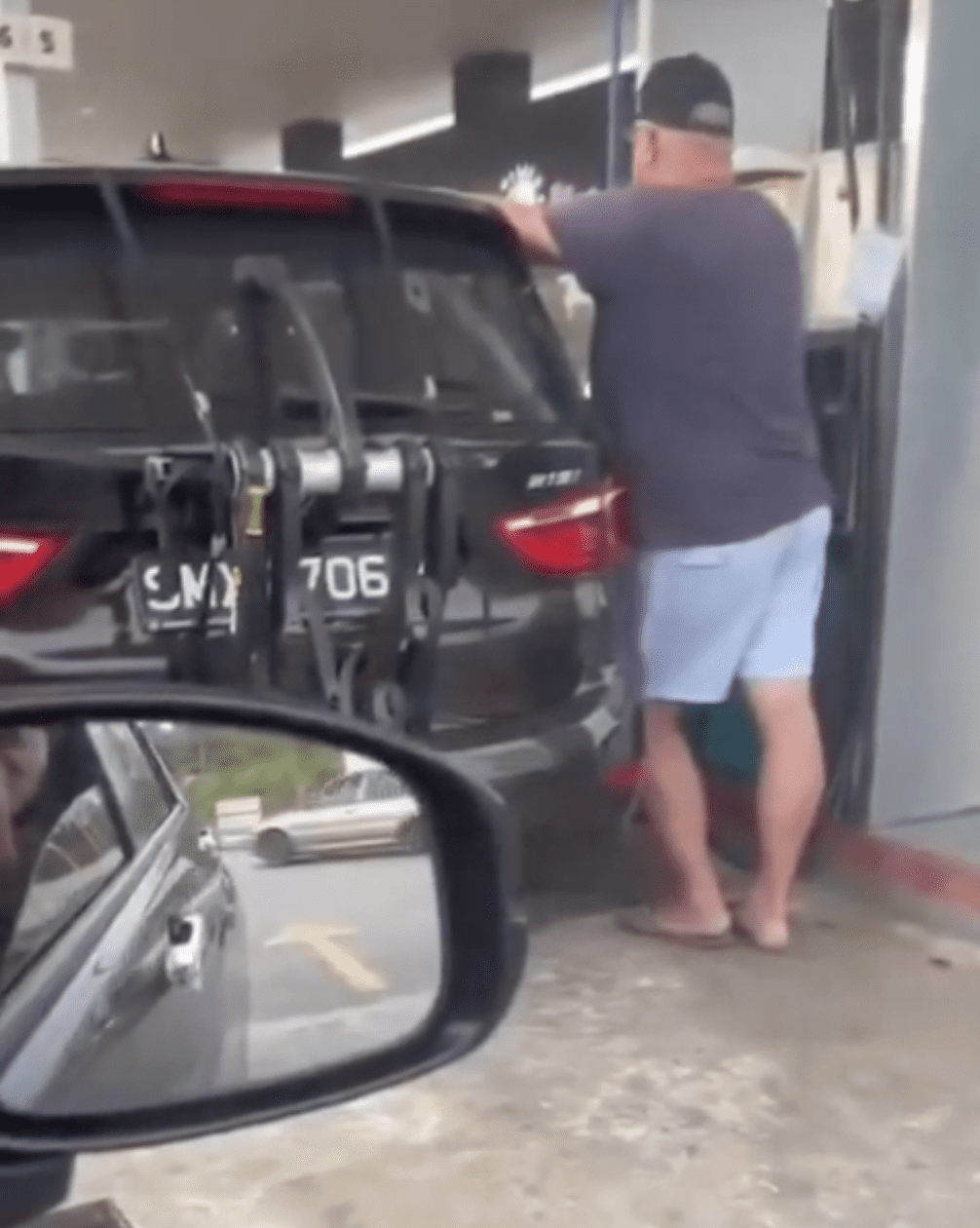SG man pumps RON95 in Malaysia 2