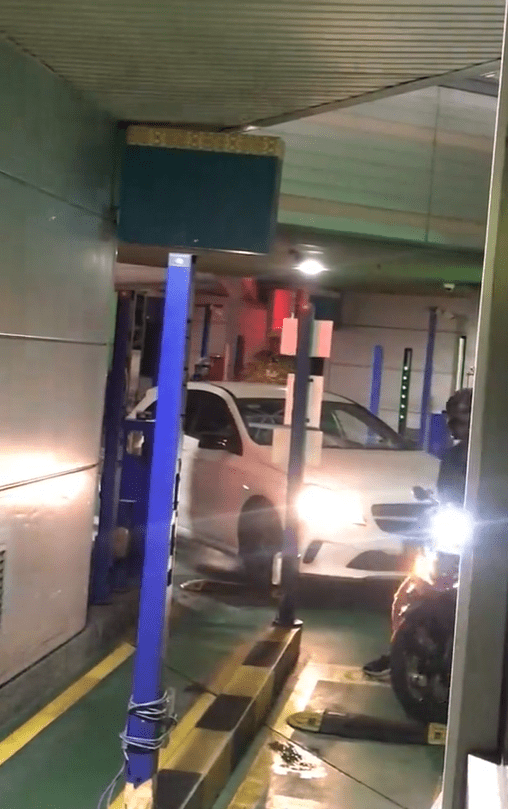 SG-registered Mercedes drives on motorcycle lane