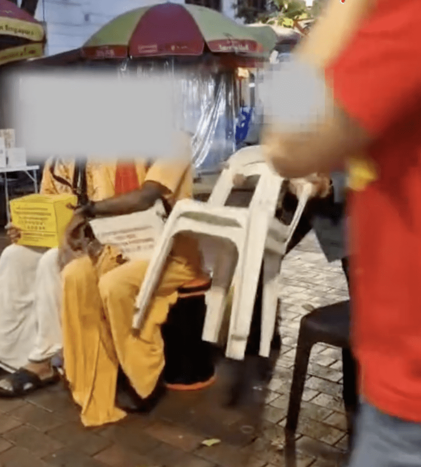 SG Tissue Paper Vendors Kick & Threaten To Splash Urine At Monks Who ‘Choped’ Her Seat Outside Temple  03