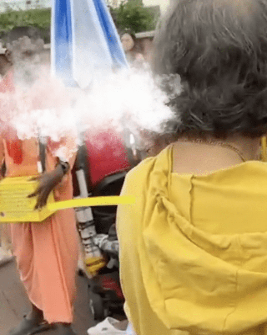 SG Tissue Paper Vendors Kick & Threaten To Splash Urine At Monks Who ‘Choped’ Her Seat Outside Temple 4