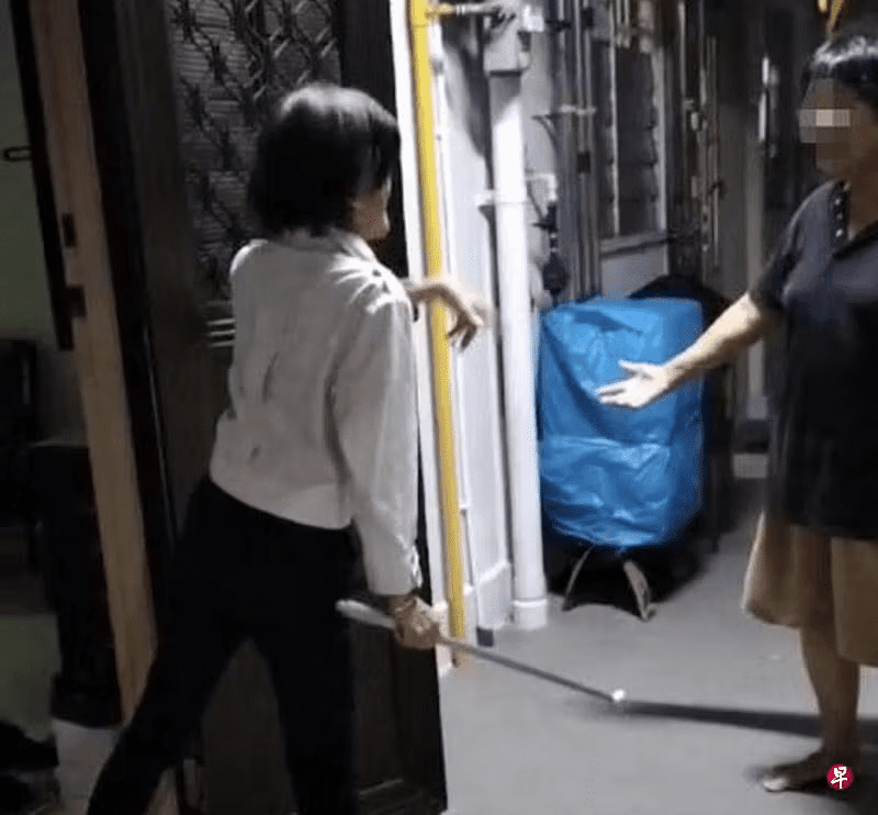 SG woman confronts neighbour who pounded on the wall