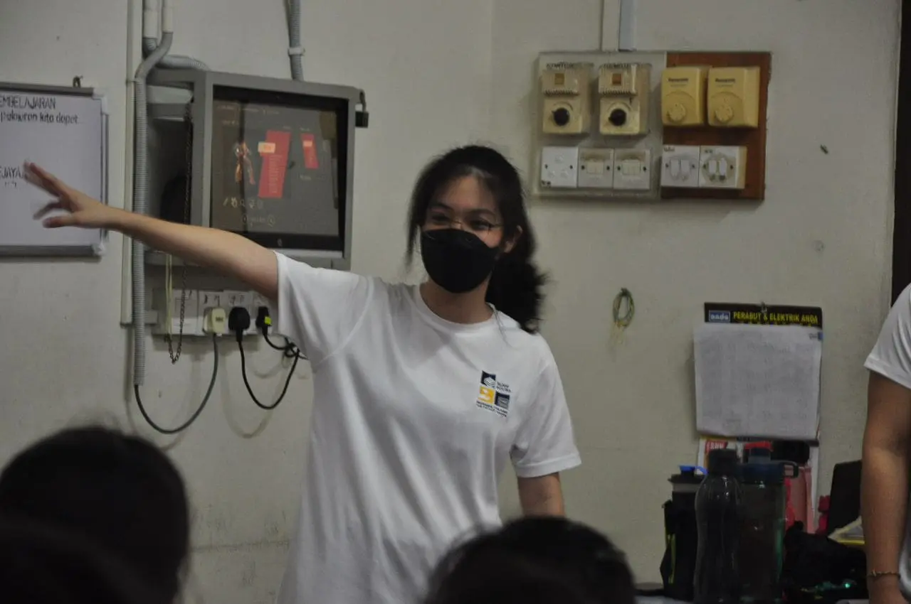 Shu Xin teaching student