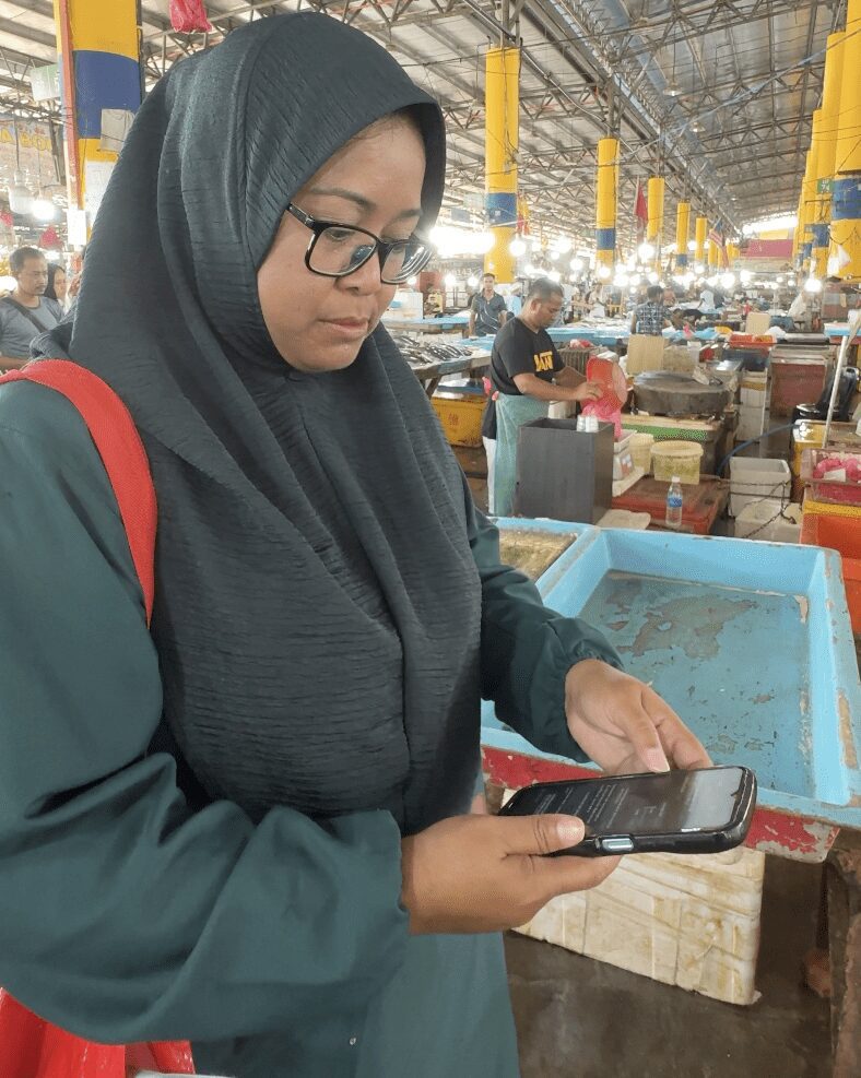 Since My Spouse Fell Ill, I Walk 3KM Daily To Pasar Borong To Carry Groceries & Shop For Others To Feed Our Kids