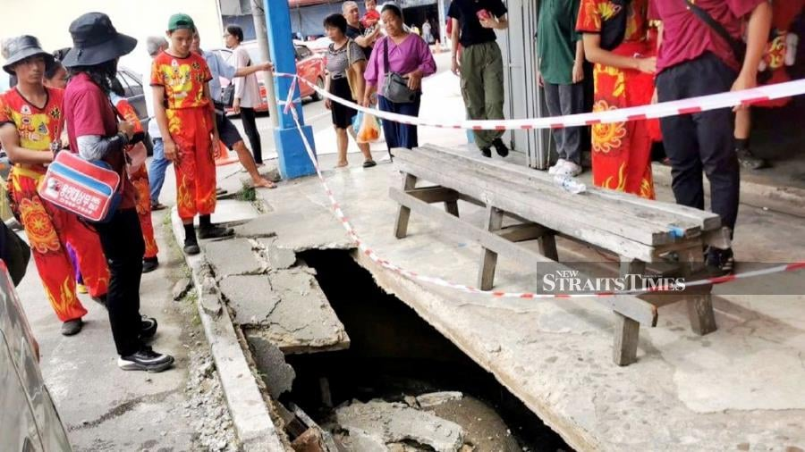 Sinkhole at CNY lion dance performance