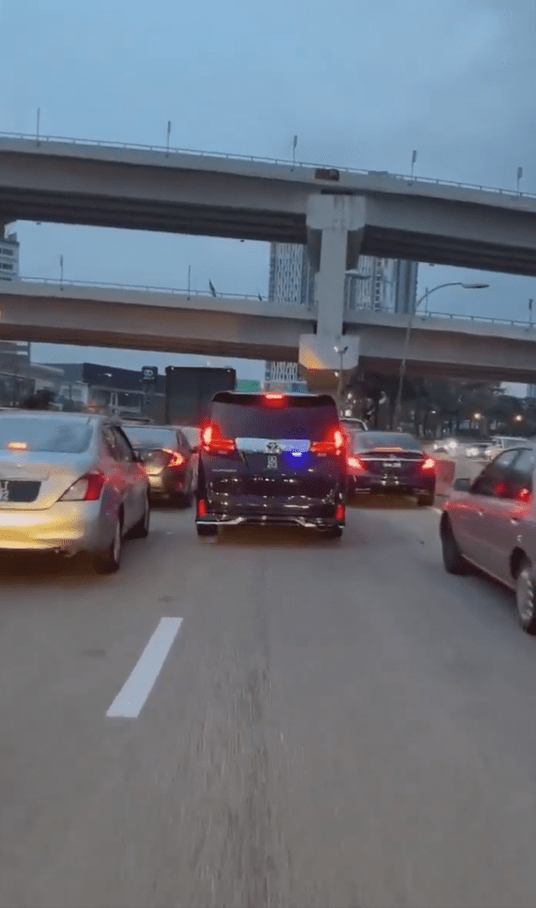 Vellfire uses police siren to skip jam