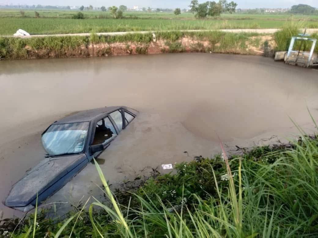 six family members found dead after car falls into kedah river submerged car 1